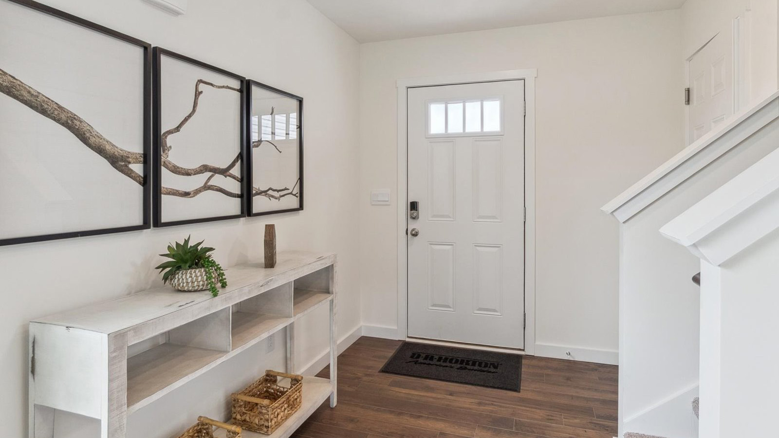 Front foyer and entryway space