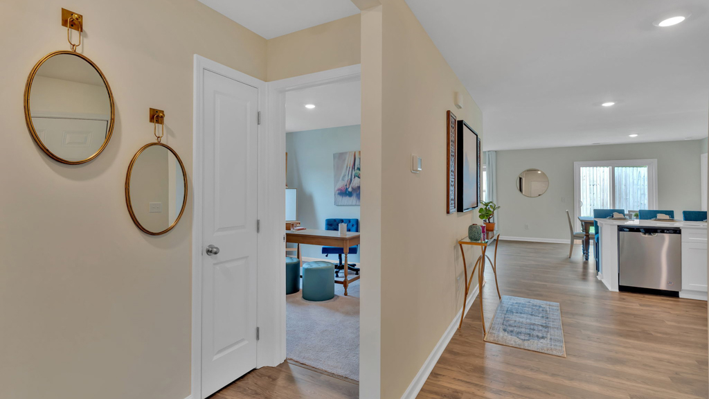 Front foyer and entryway space