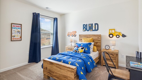 Kids room with construction themed bedding