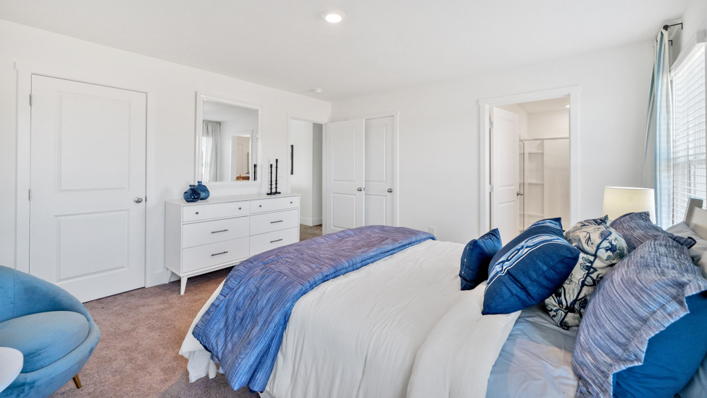 Secondary bedroom in Price's Point showcases soft carpet, a single closet, soft window light, multi-use potential