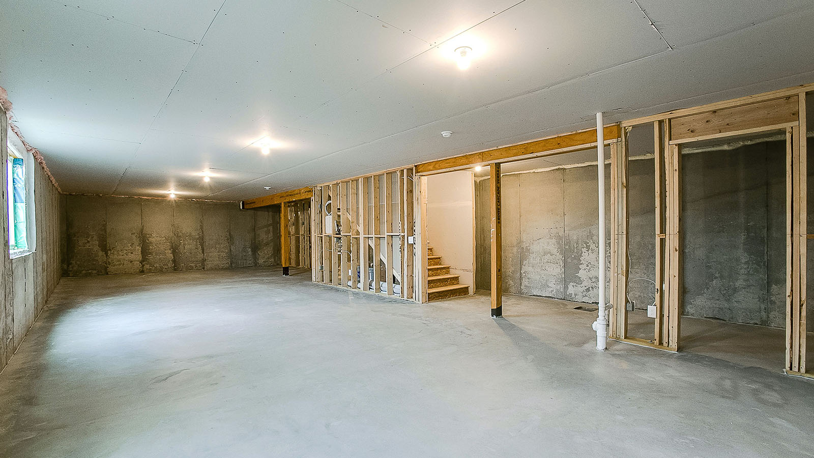 Unfinished full lower level.