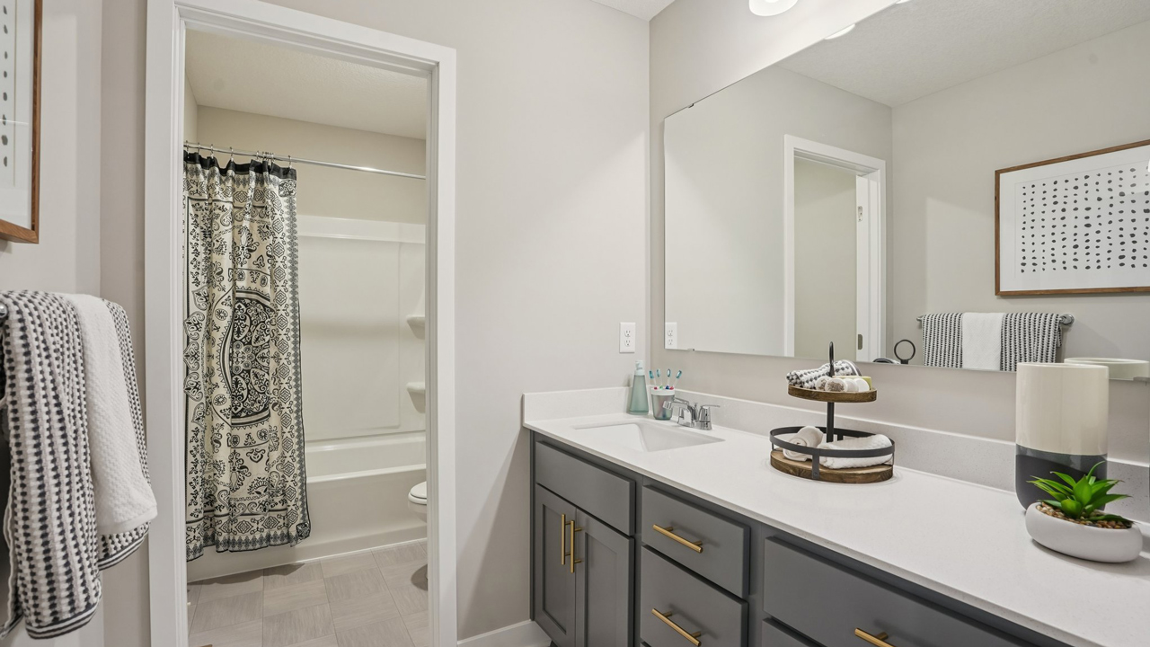 Secondary bathroom..