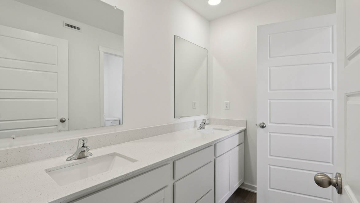 Secondary full bathroom