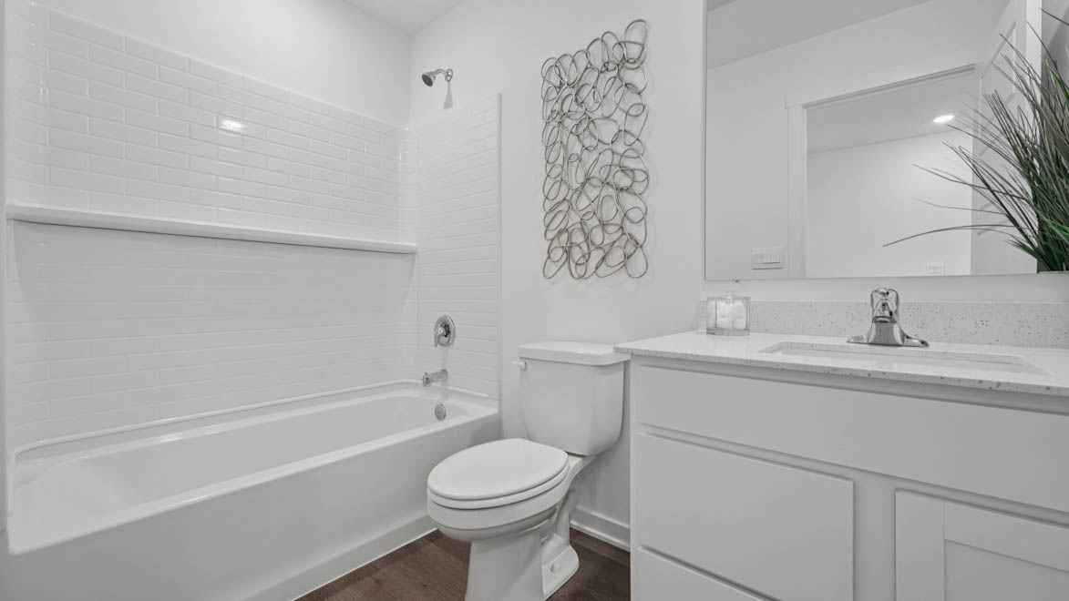 Secondary full bathroom