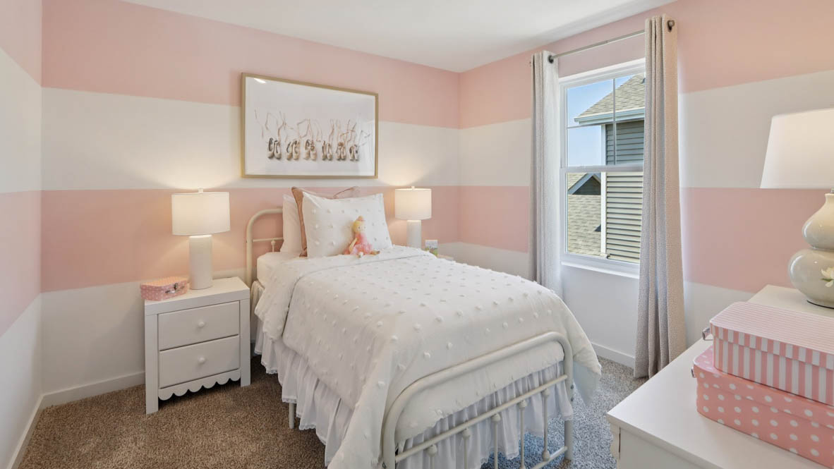 secondary bedroom with carpeted flooring and closet