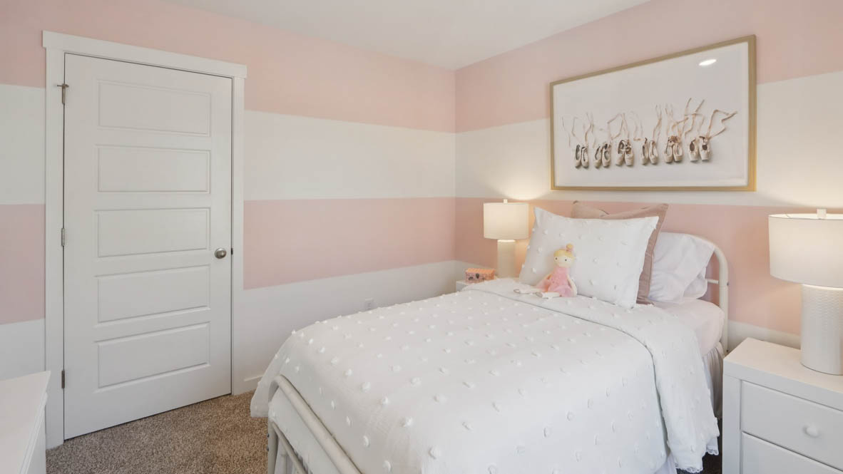 secondary bedroom with carpeted flooring and closet