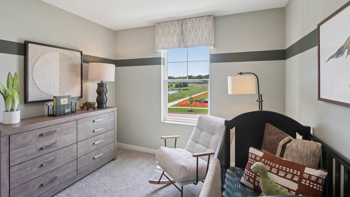 secondary bedroom with carpeted flooring and closet