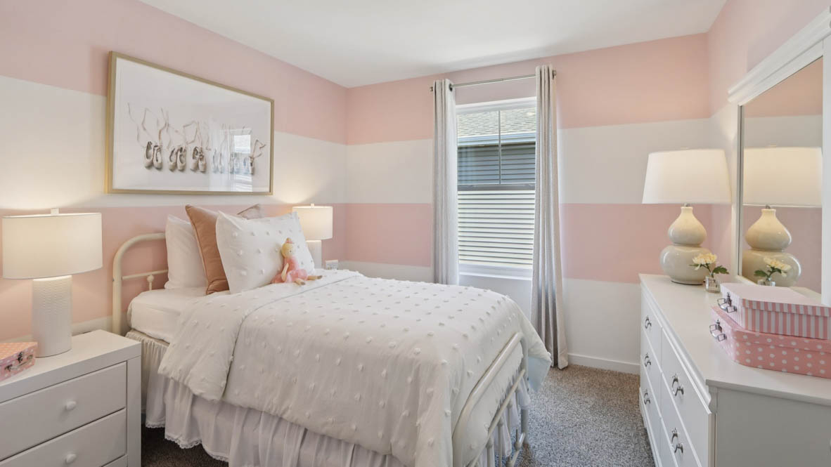 secondary bedroom with carpeted flooring and closet