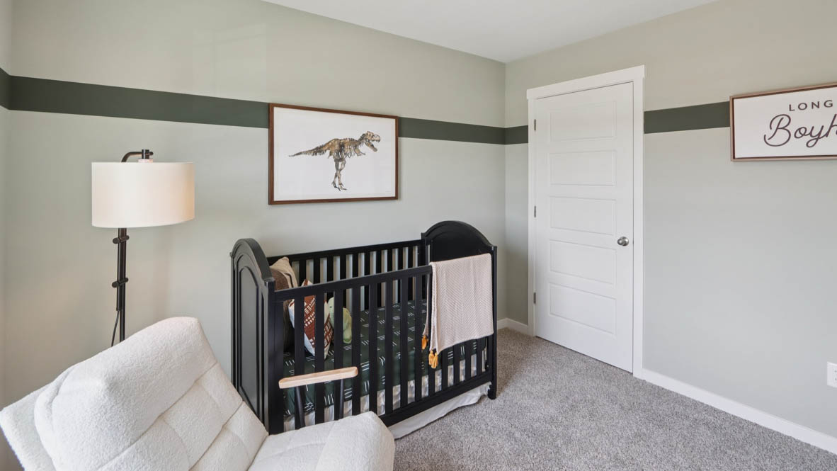 secondary bedroom with carpeted flooring and closet