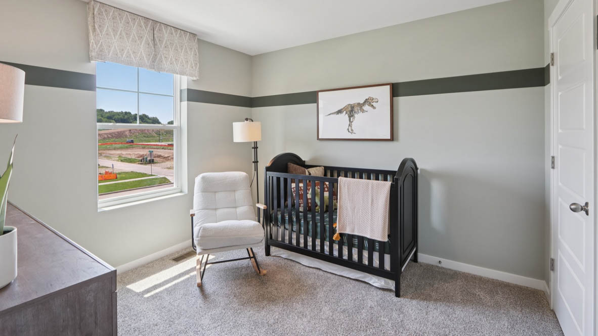 secondary bedroom with carpeted flooring and closet