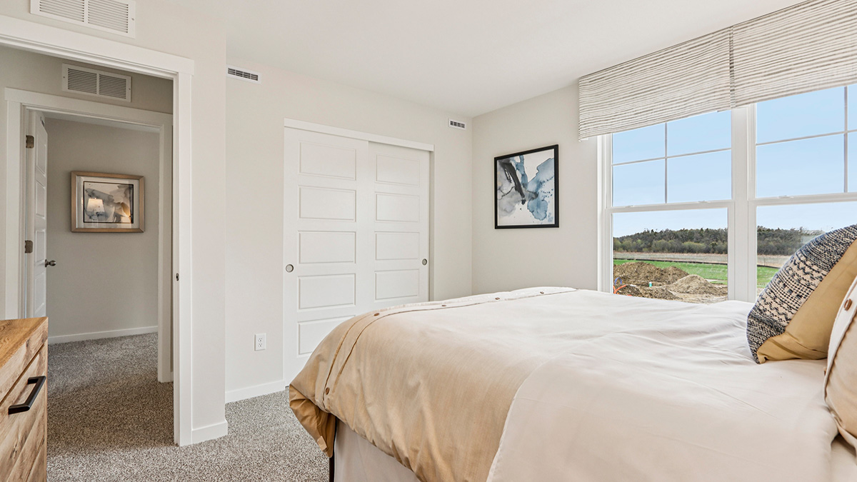 secondary bedroom with carpeted flooring and closet