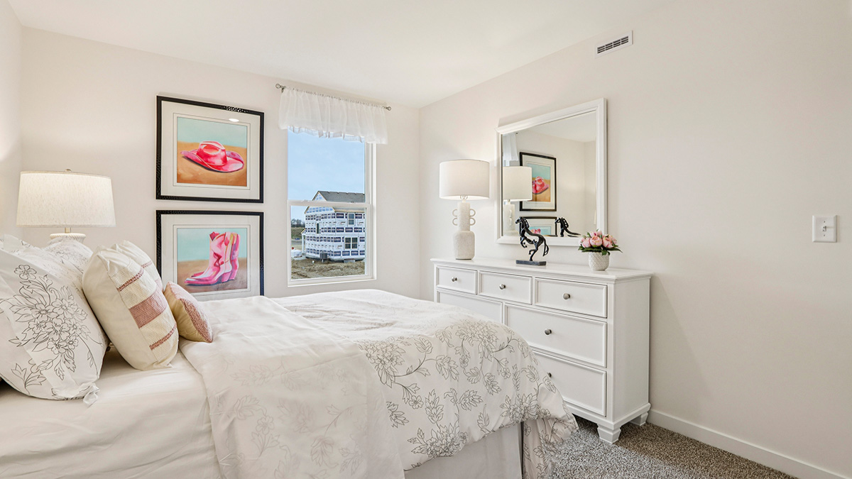 secondary bedroom with carpeted flooring and closet