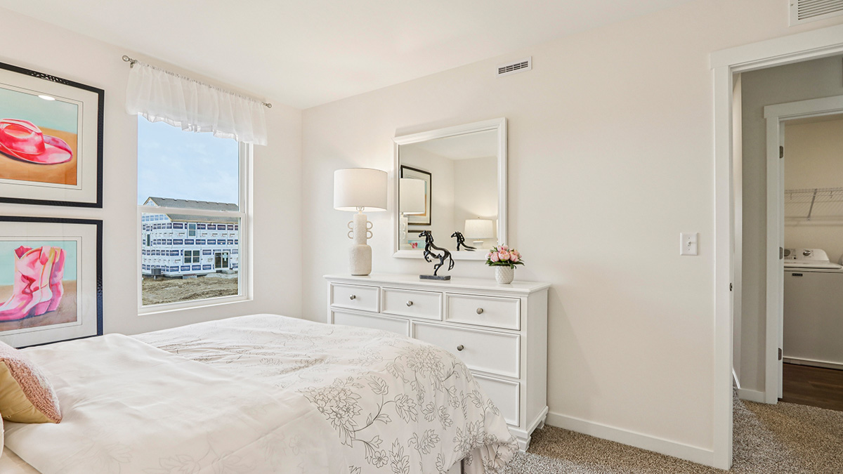 secondary bedroom with carpeted flooring and closet