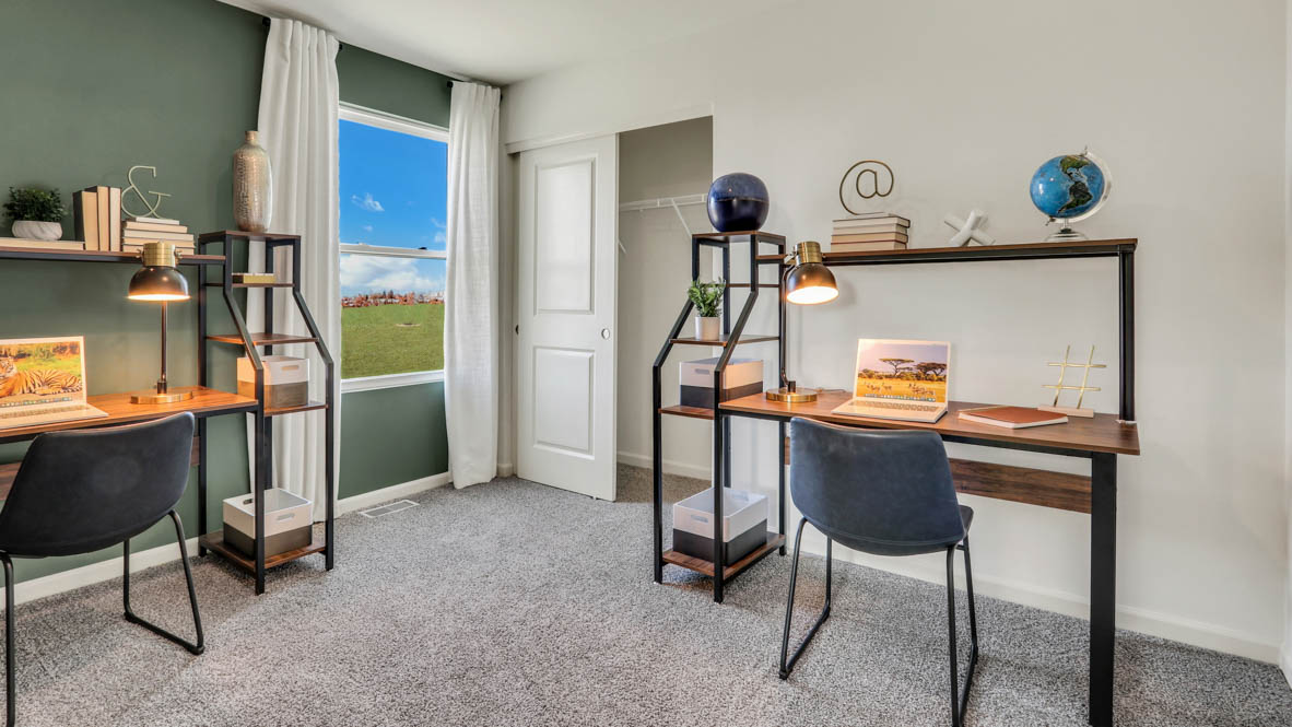 secondary bedroom with carpeted flooring and closet