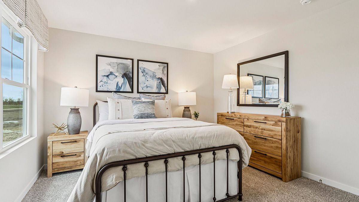 secondary bedroom with carpeted flooring and closet