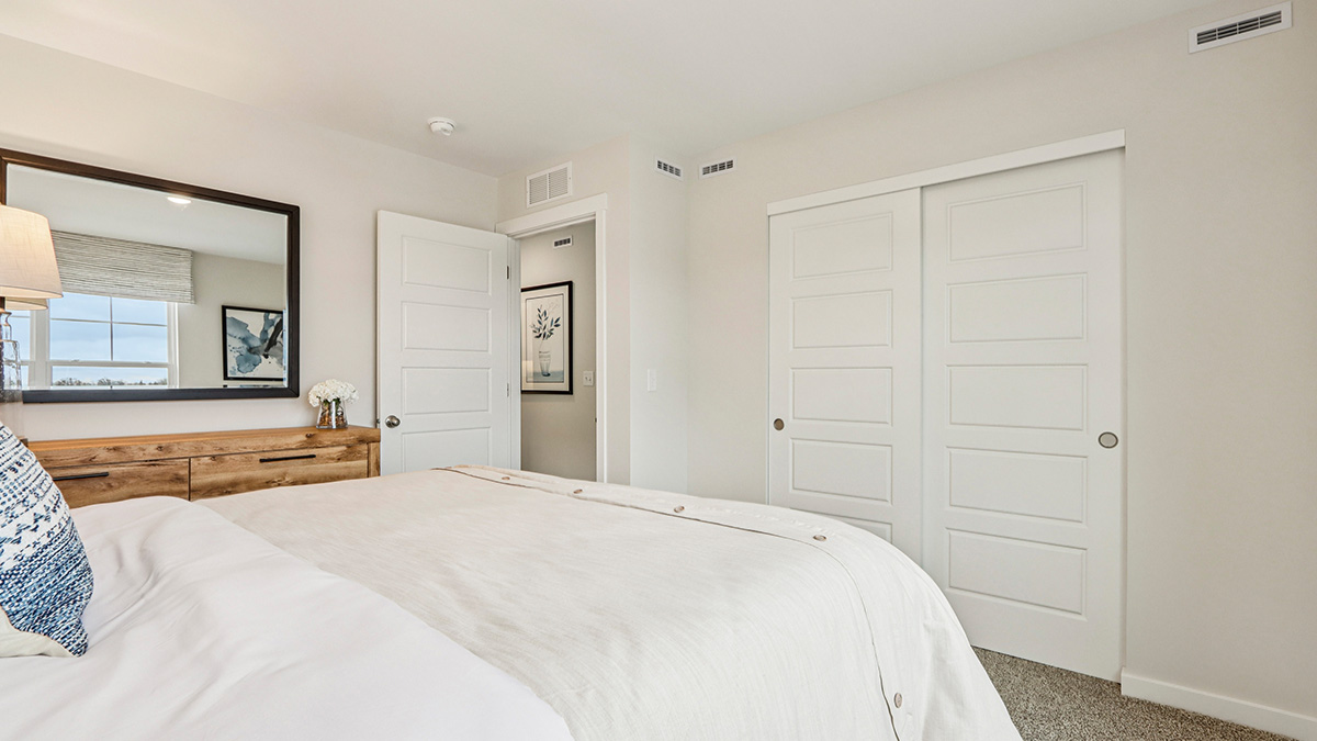 secondary bedroom with carpeted flooring and closet