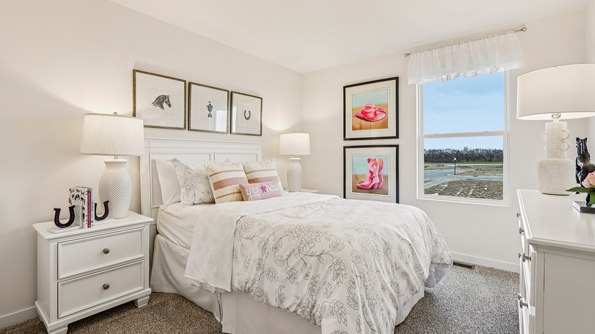 secondary bedroom with carpeted flooring and closet