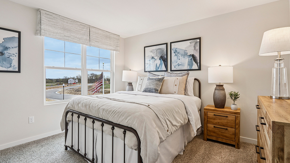 secondary bedroom with carpeted flooring and closet