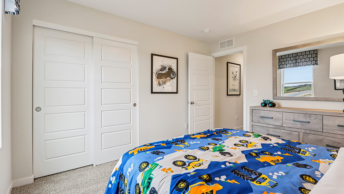 secondary bedroom with carpeted flooring and closet