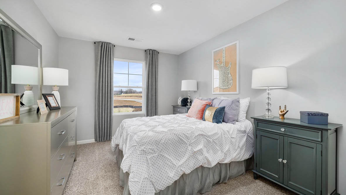 secondary bedroom with carpeted flooring and closet