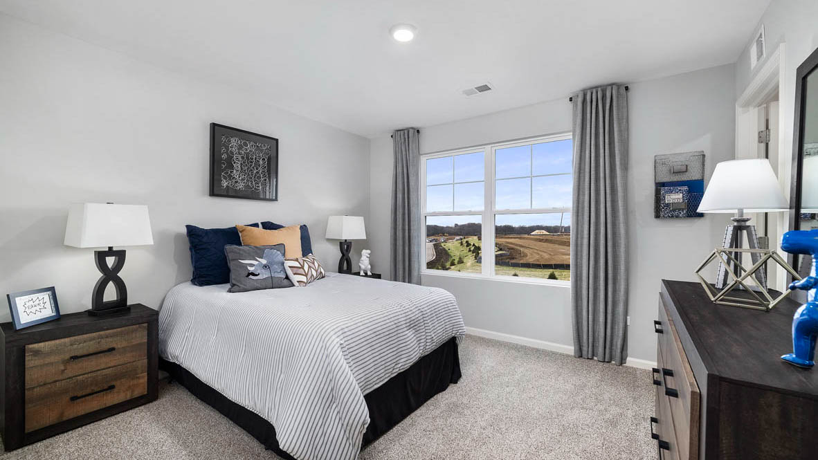secondary bedroom with carpeted flooring and closet