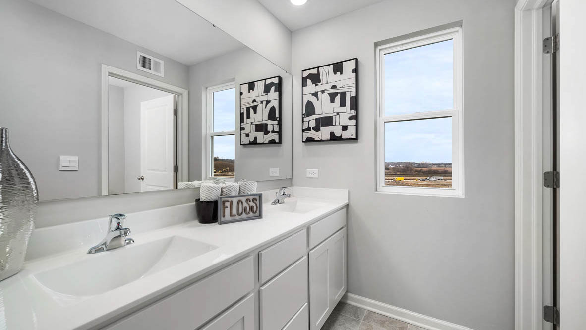 secondary upper level full bathroom