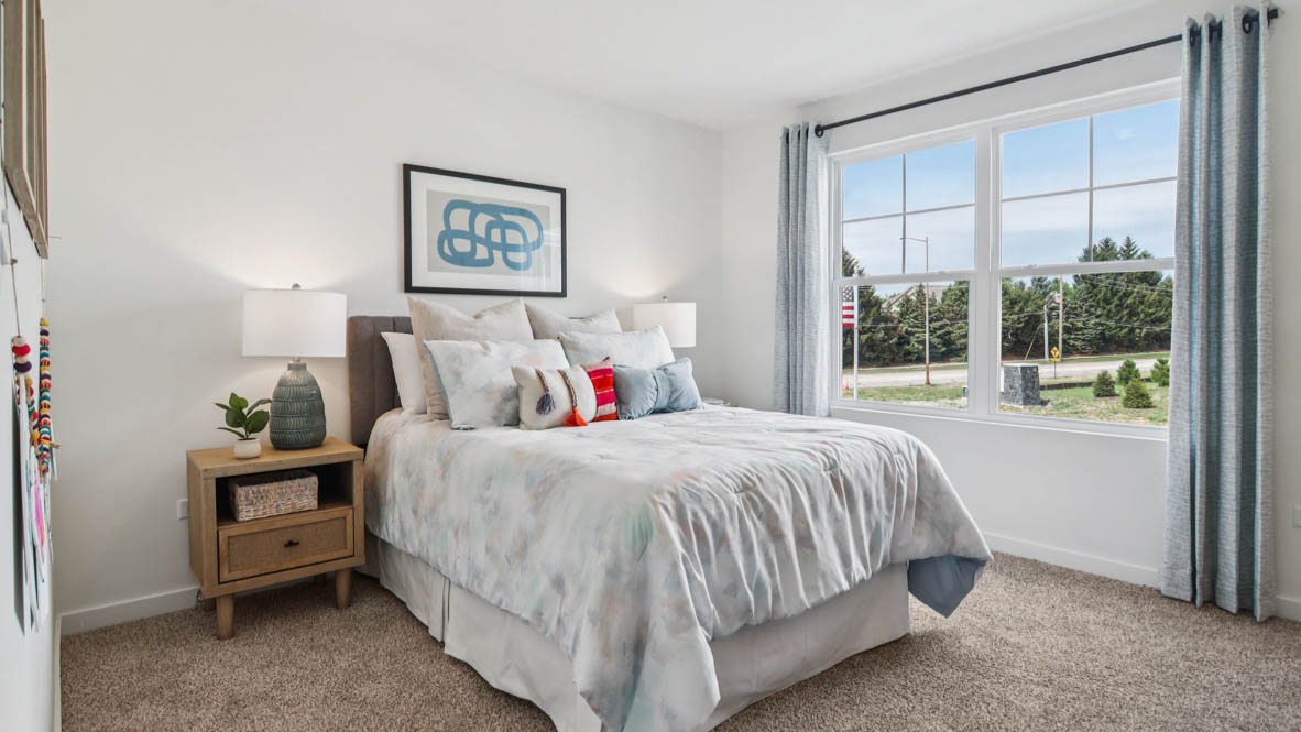 secondary bedroom with carpeted flooring and closet