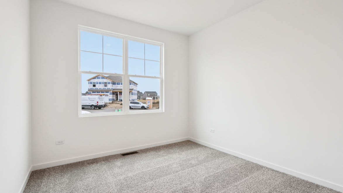 secondary bedroom with carpeted flooring and closet