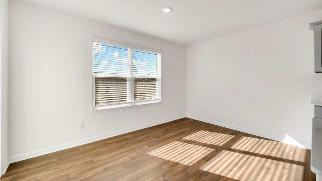 Cozy dining nook space next to kitchen