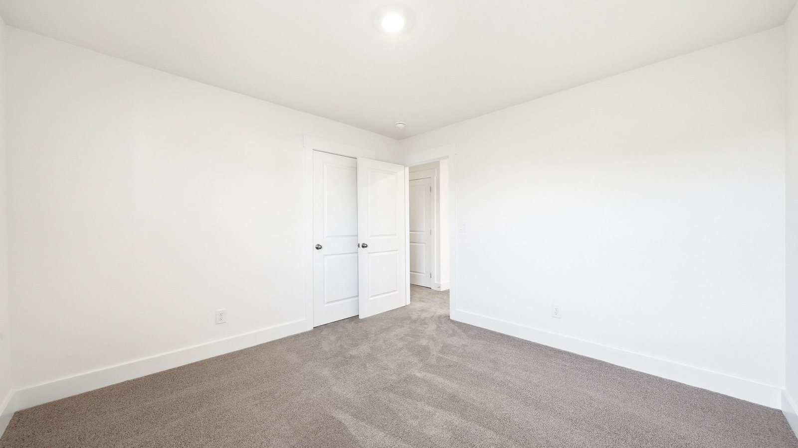 Bedroom with carpet