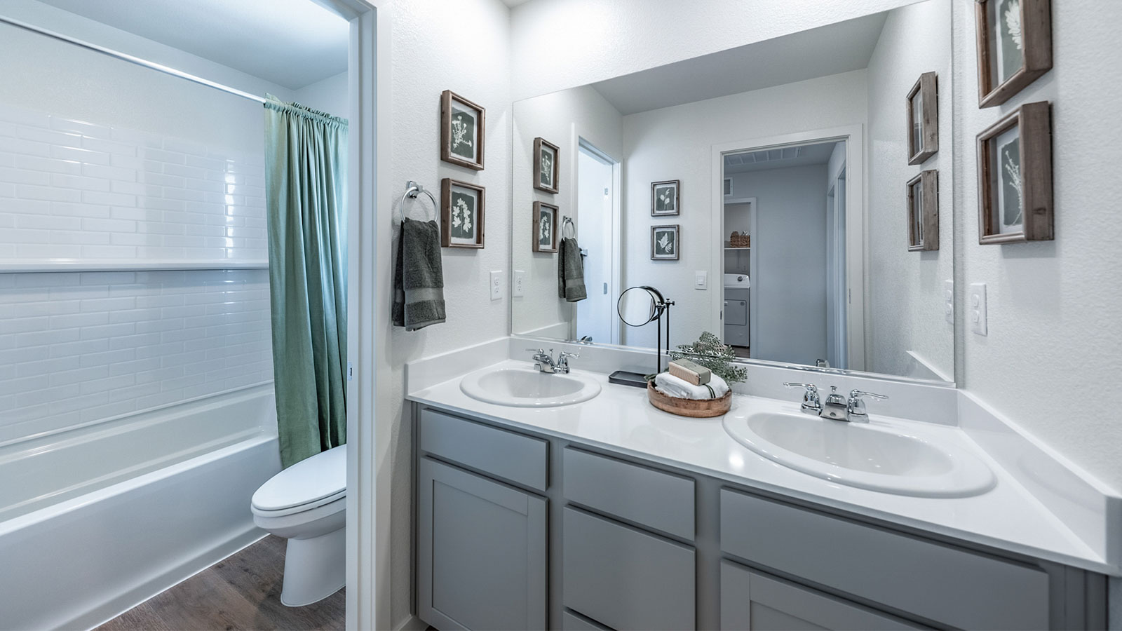 Secondary bathroom with shower and tub combo