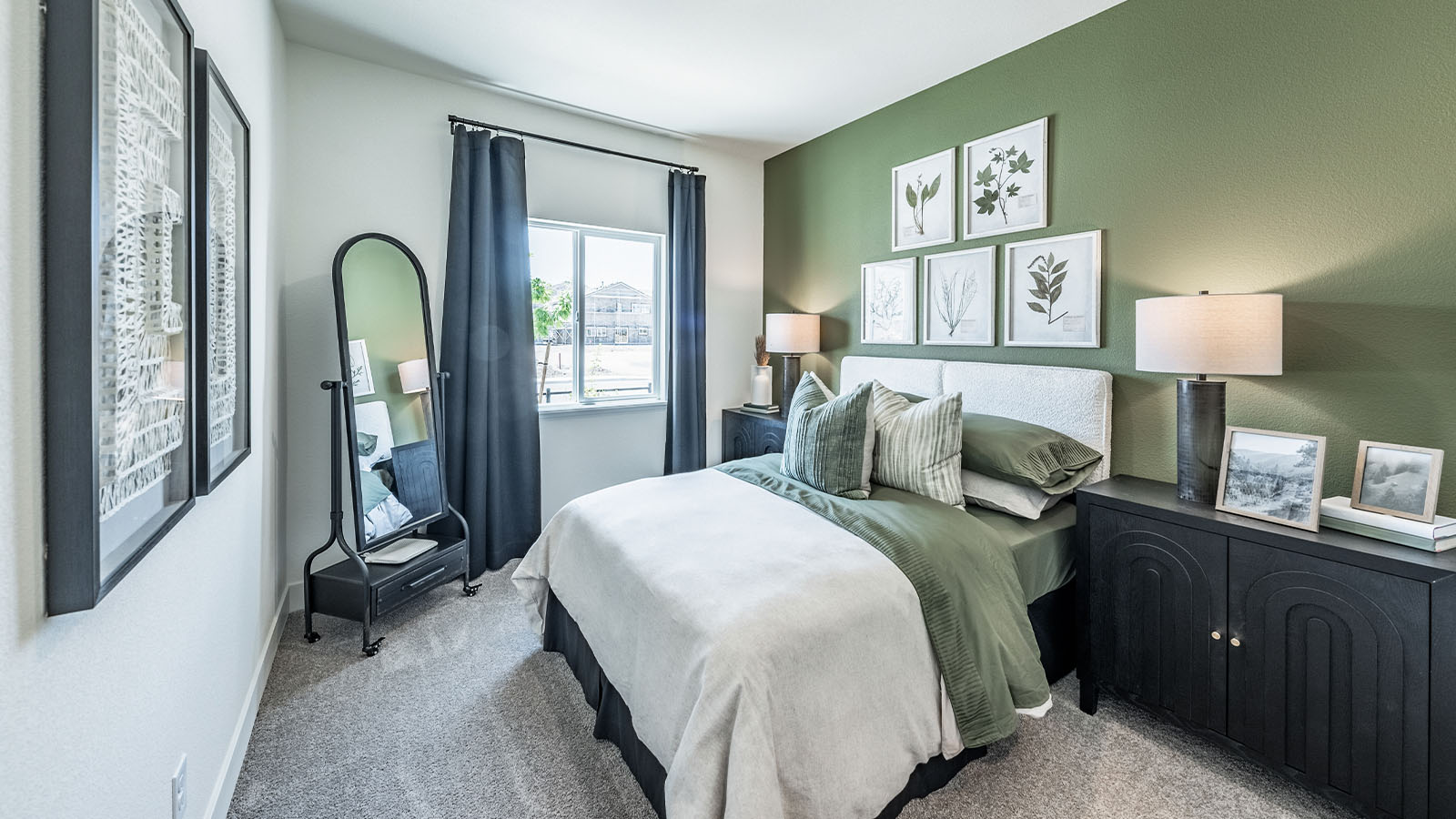 Secondary bedroom with modern design and carpet