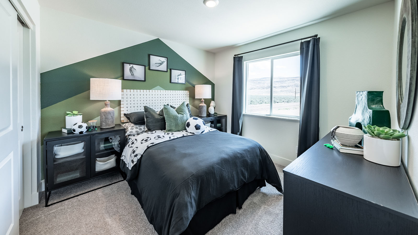 Secondary bedroom with modern design and large window