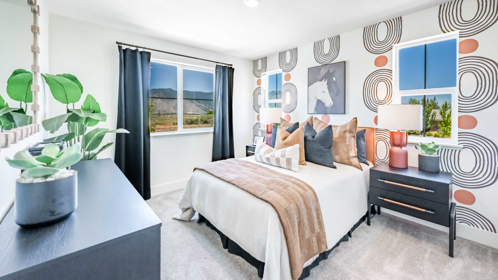 Secondary bedroom decorated with horses for a child