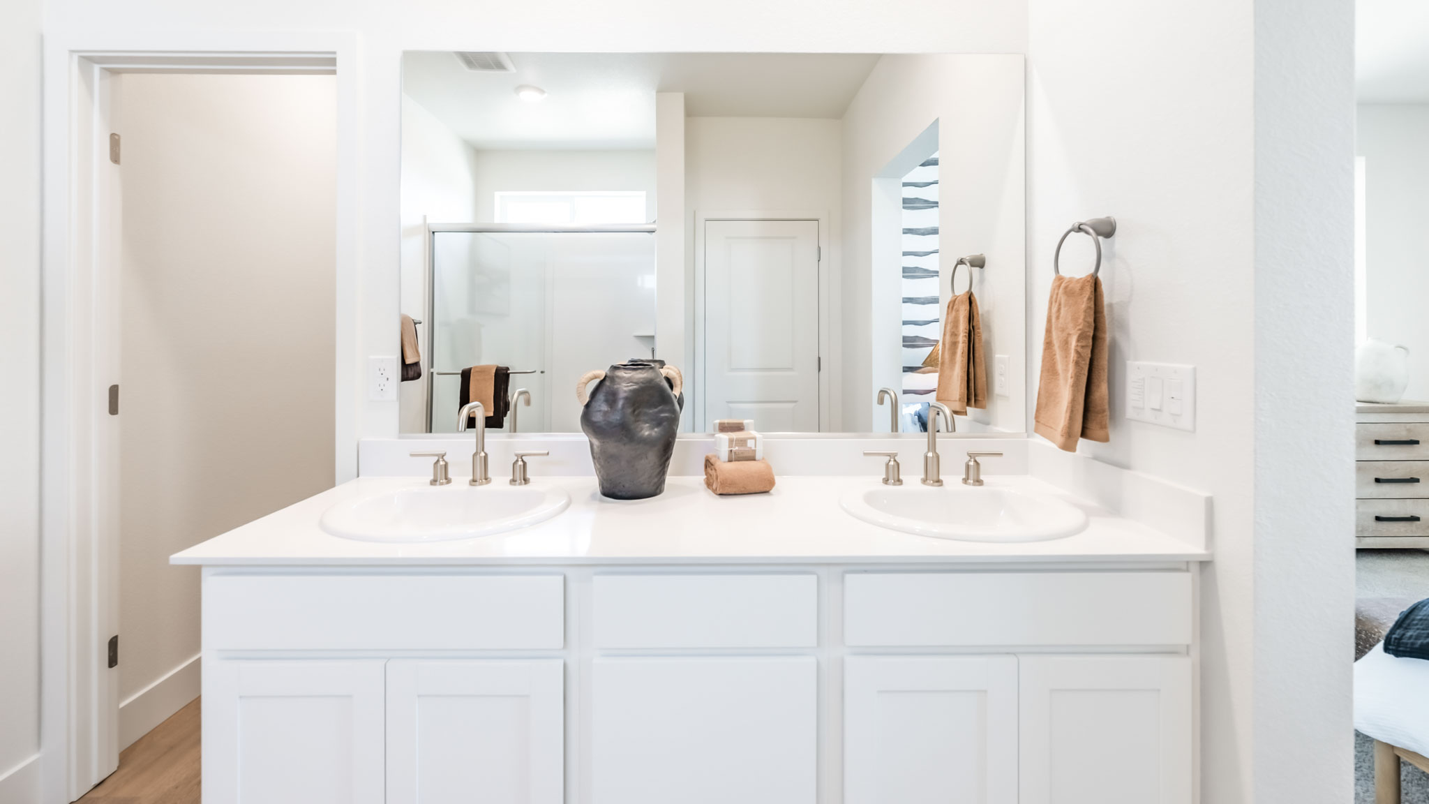 Double vanity with a large mirror