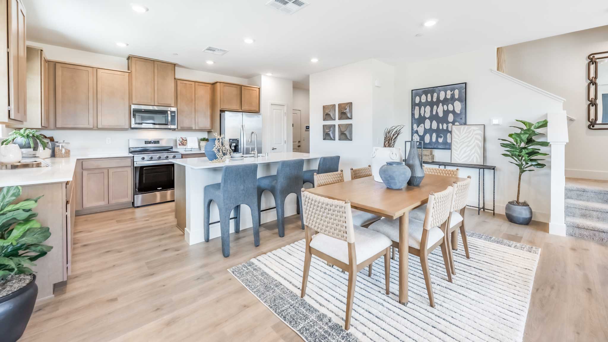 Dining area facing the kitchen