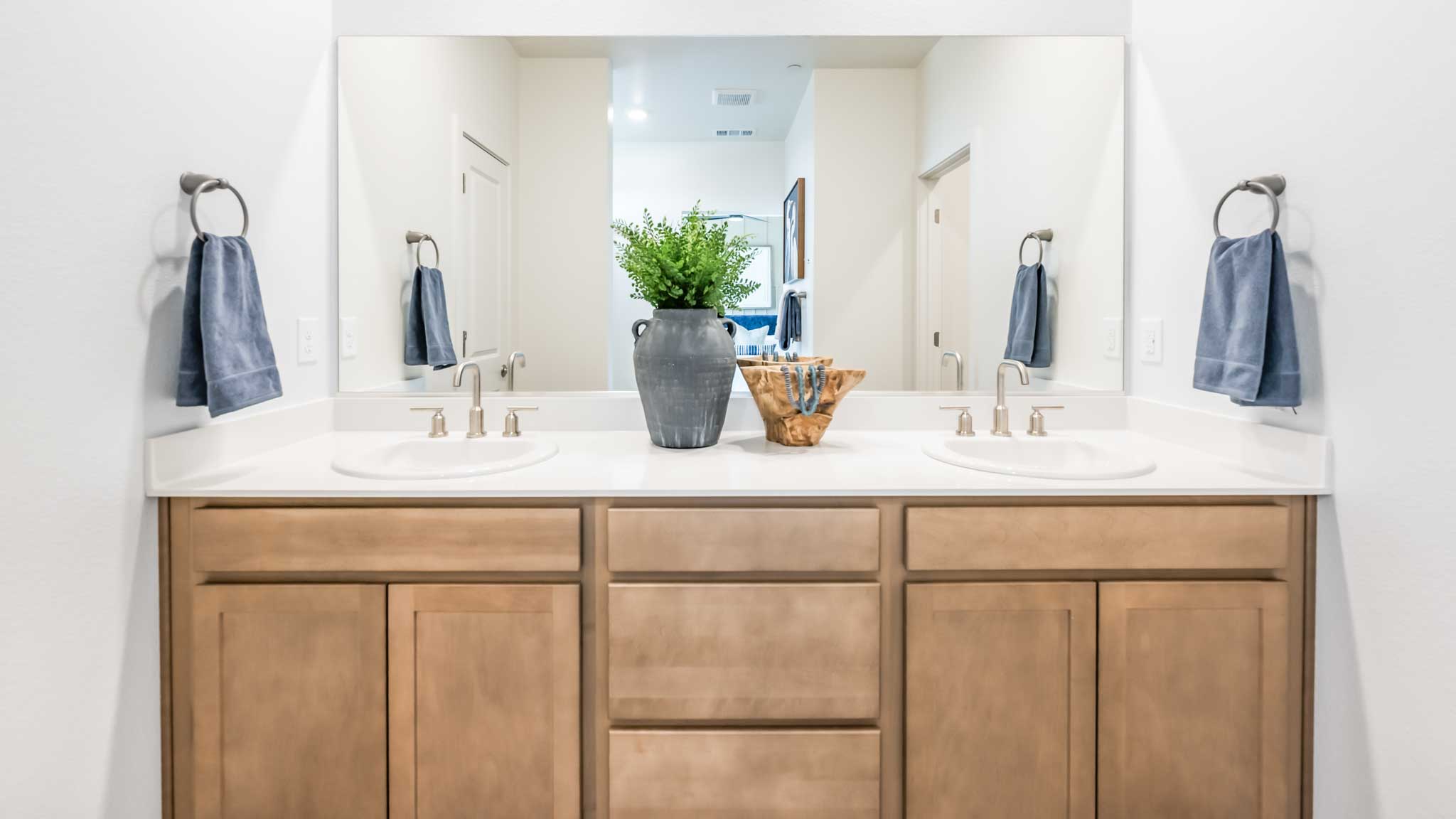 Double vanity with a large mirror