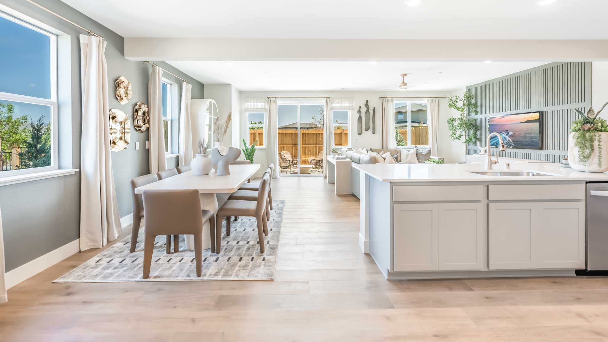 Dining area to left of the kitchen