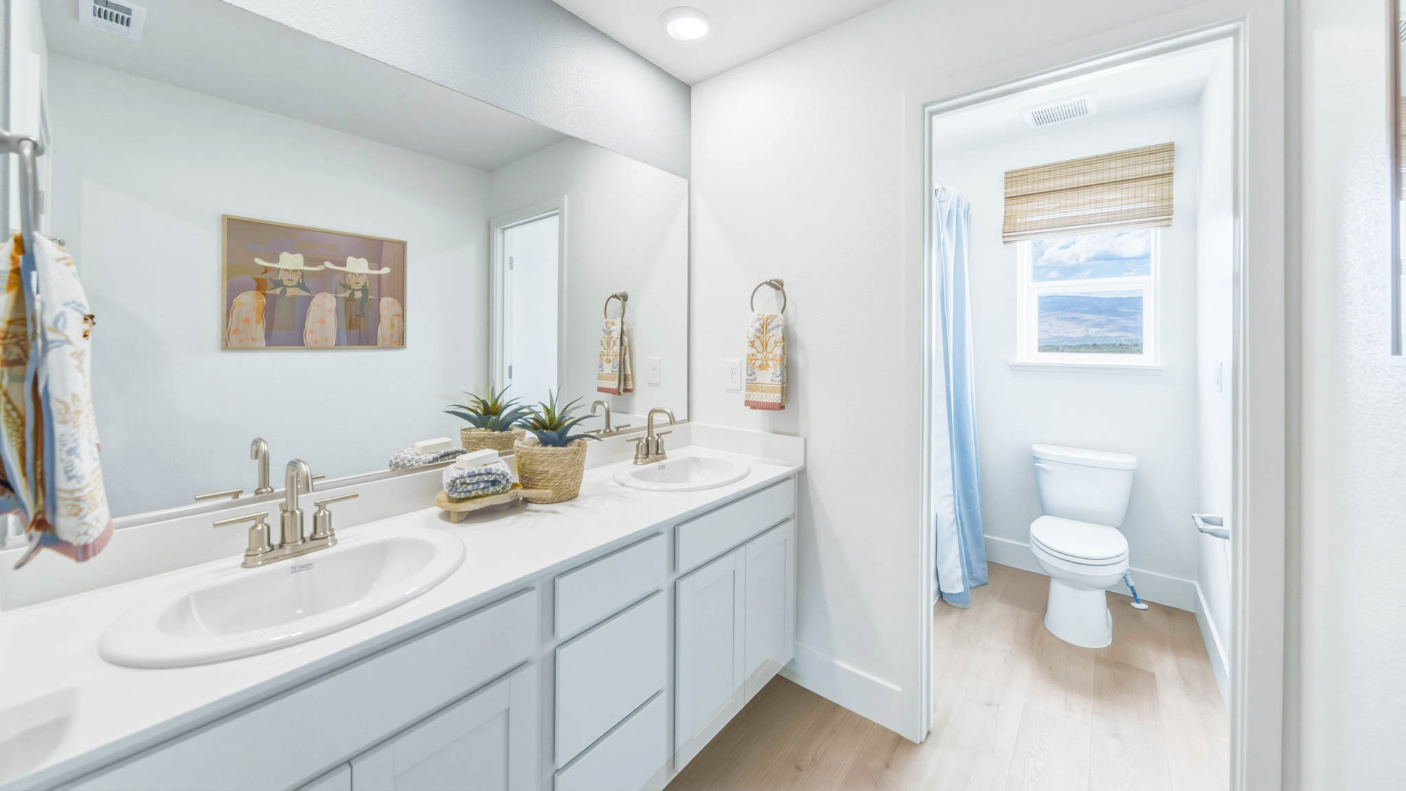 Secondary bathroom with a separate room for the toilet and shower tub combo