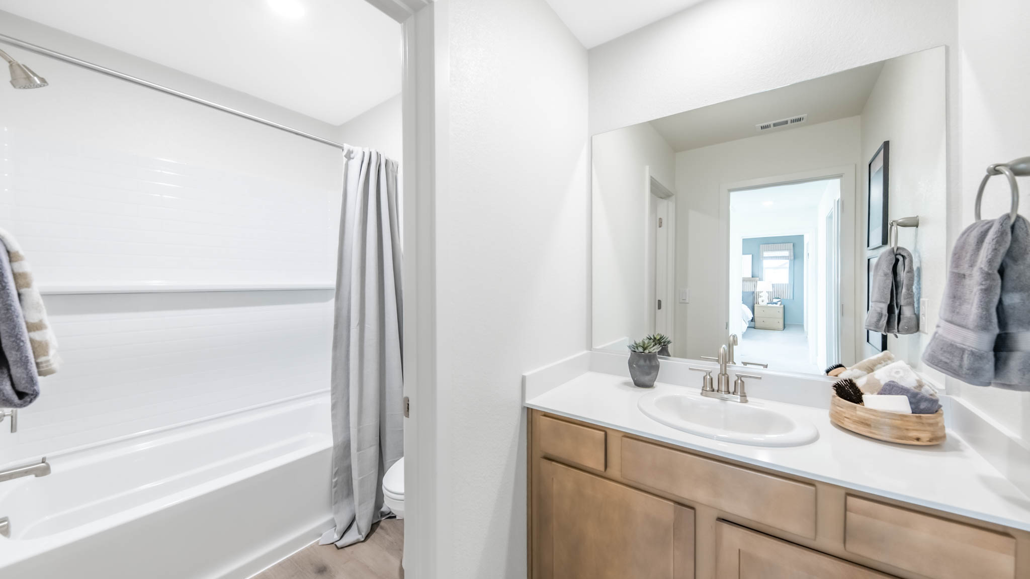 Secondary bathroom with a shower tub comb and vanity