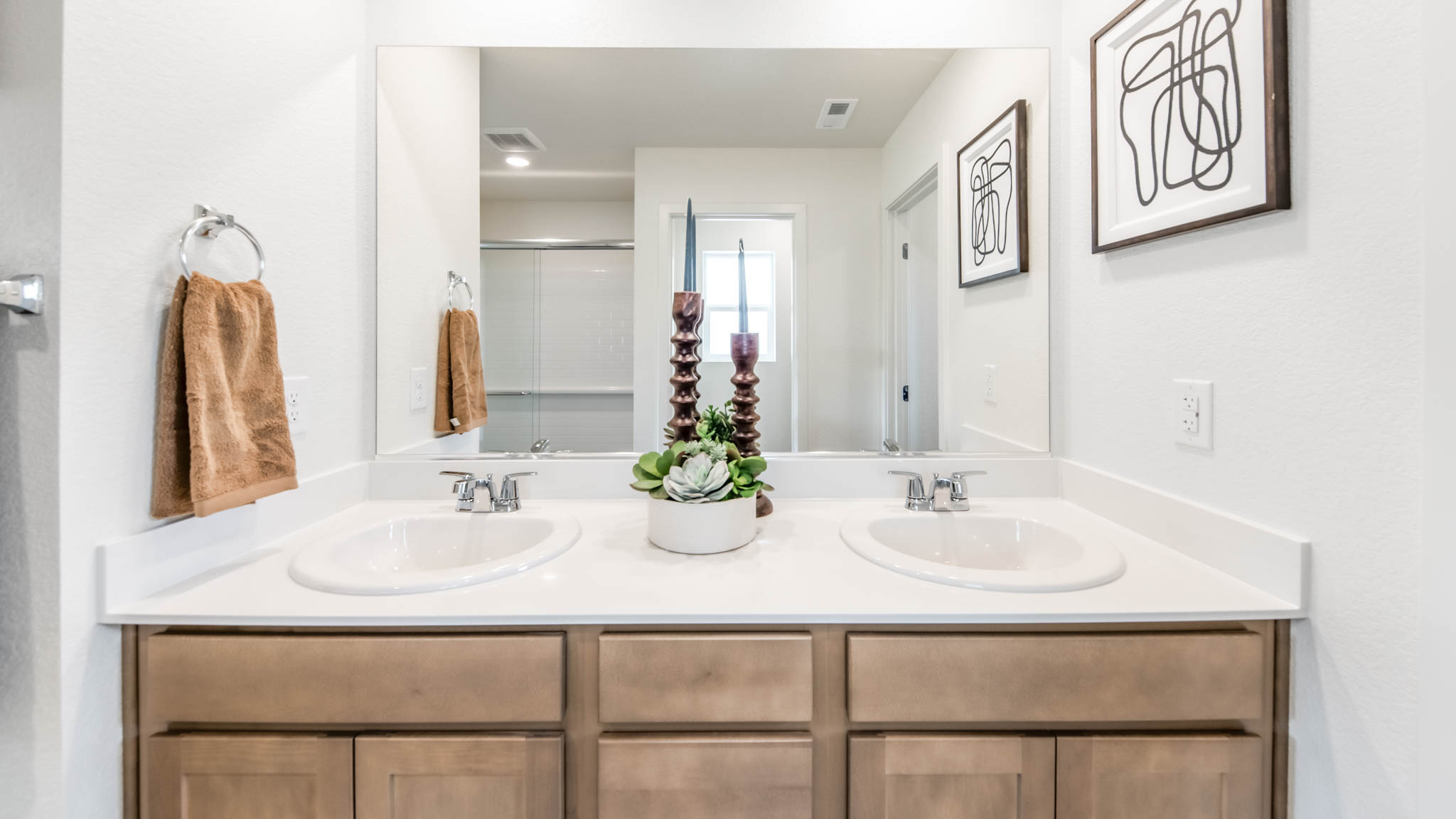 Dual vanity with a large mirror