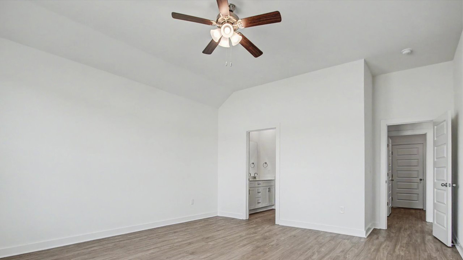 Primary bedroom bathroom