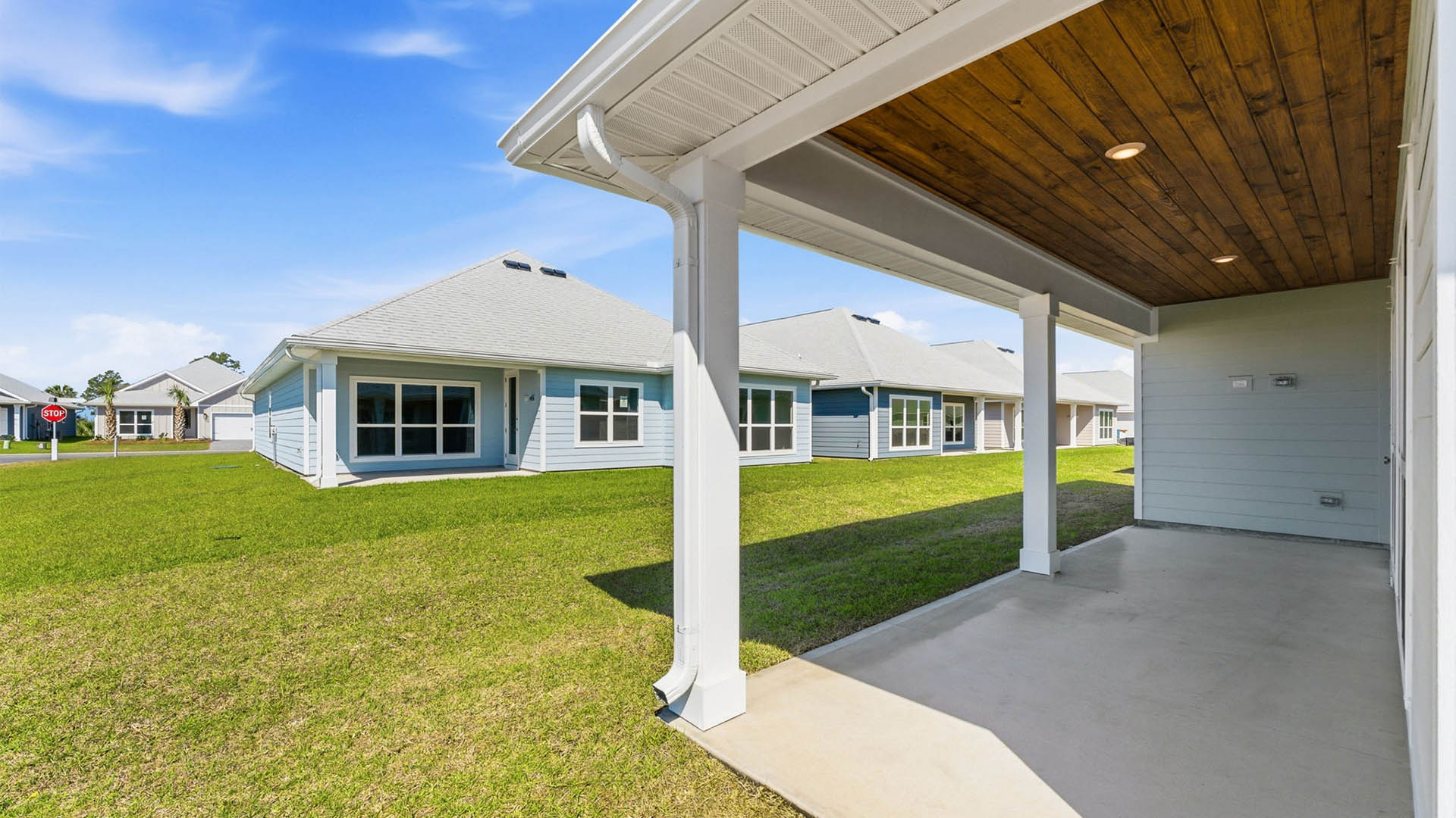 Jubilee plan rear of home with covered patio.