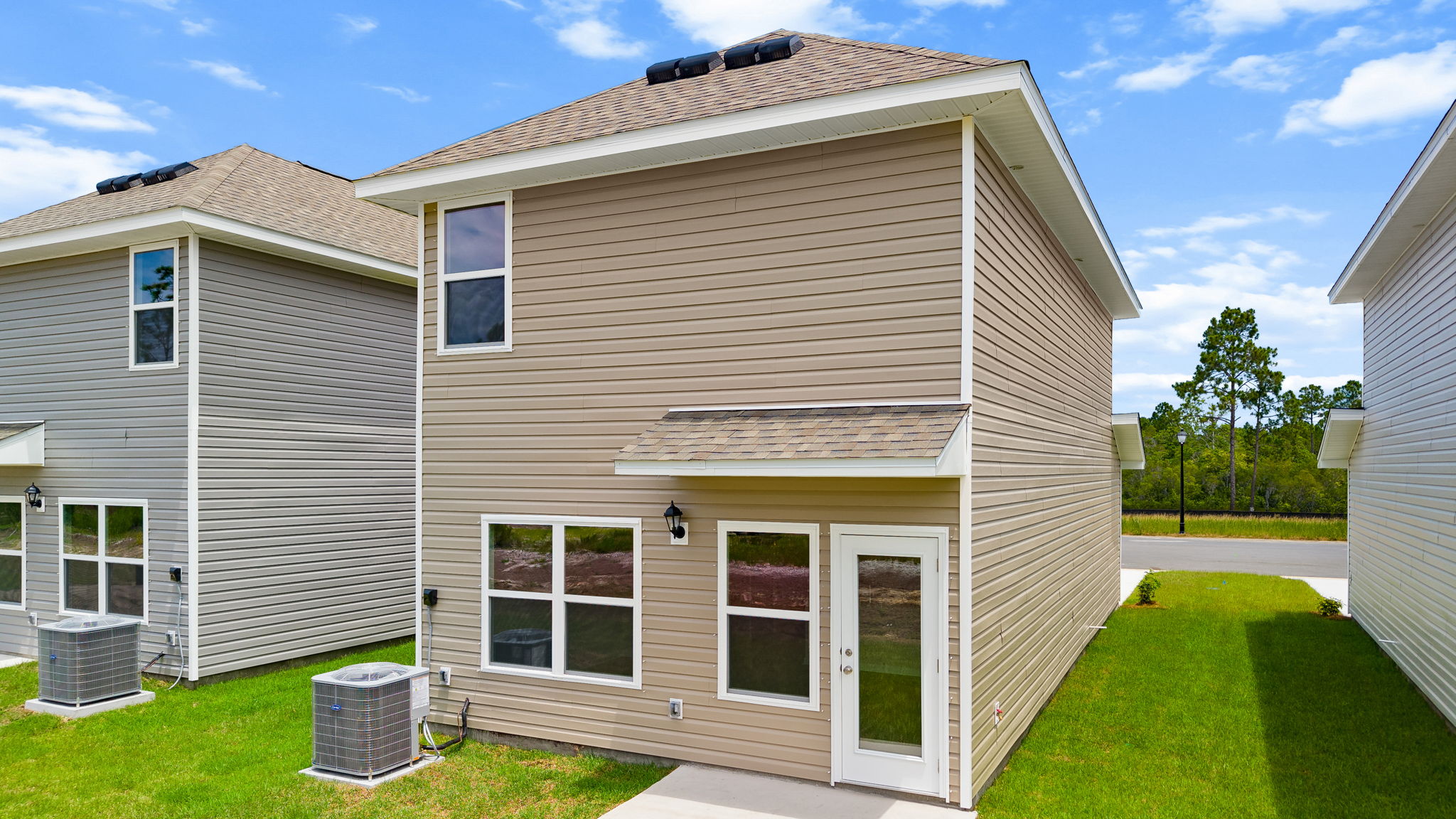 Alderbrook plan rear of home with vinyl siding and back patio.