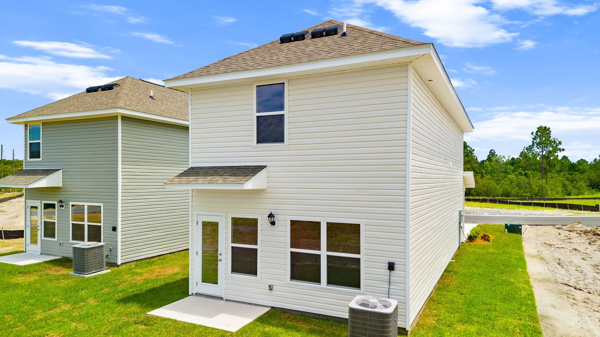 Bandon plan rear of home with vinyl siding and back patio.