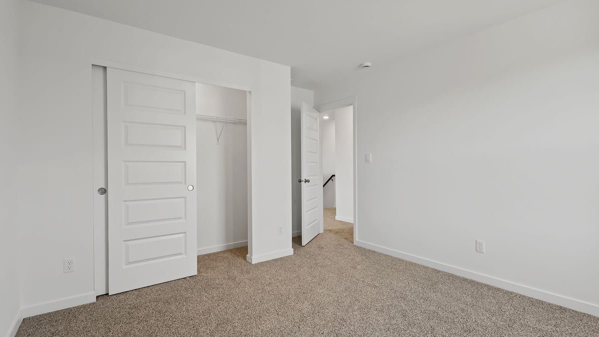 bedroom with carpeted floors.