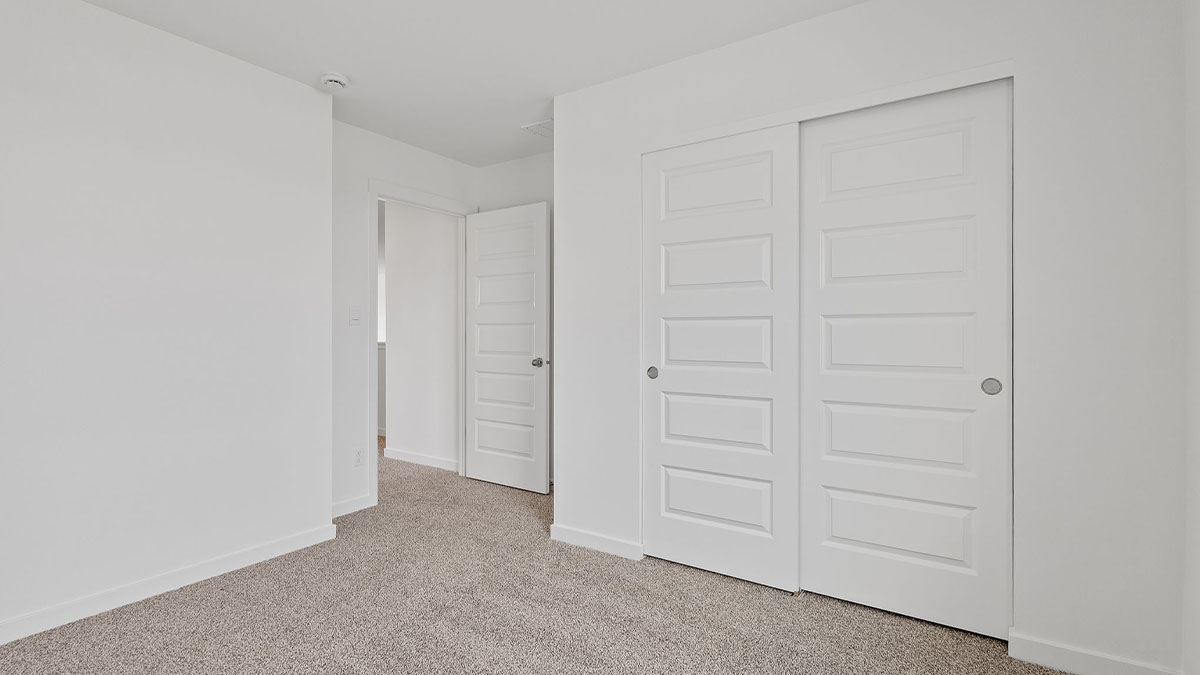 Bedroom with a closet.