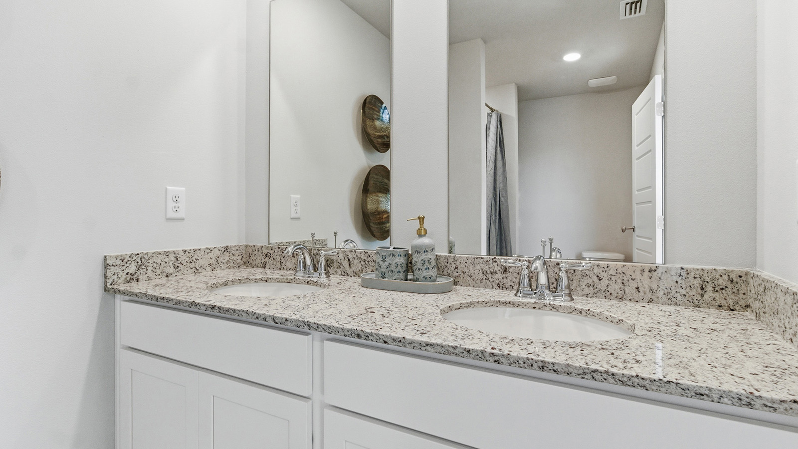 a modern and spacious 3-bedroom 2 ½-bathroom townhome