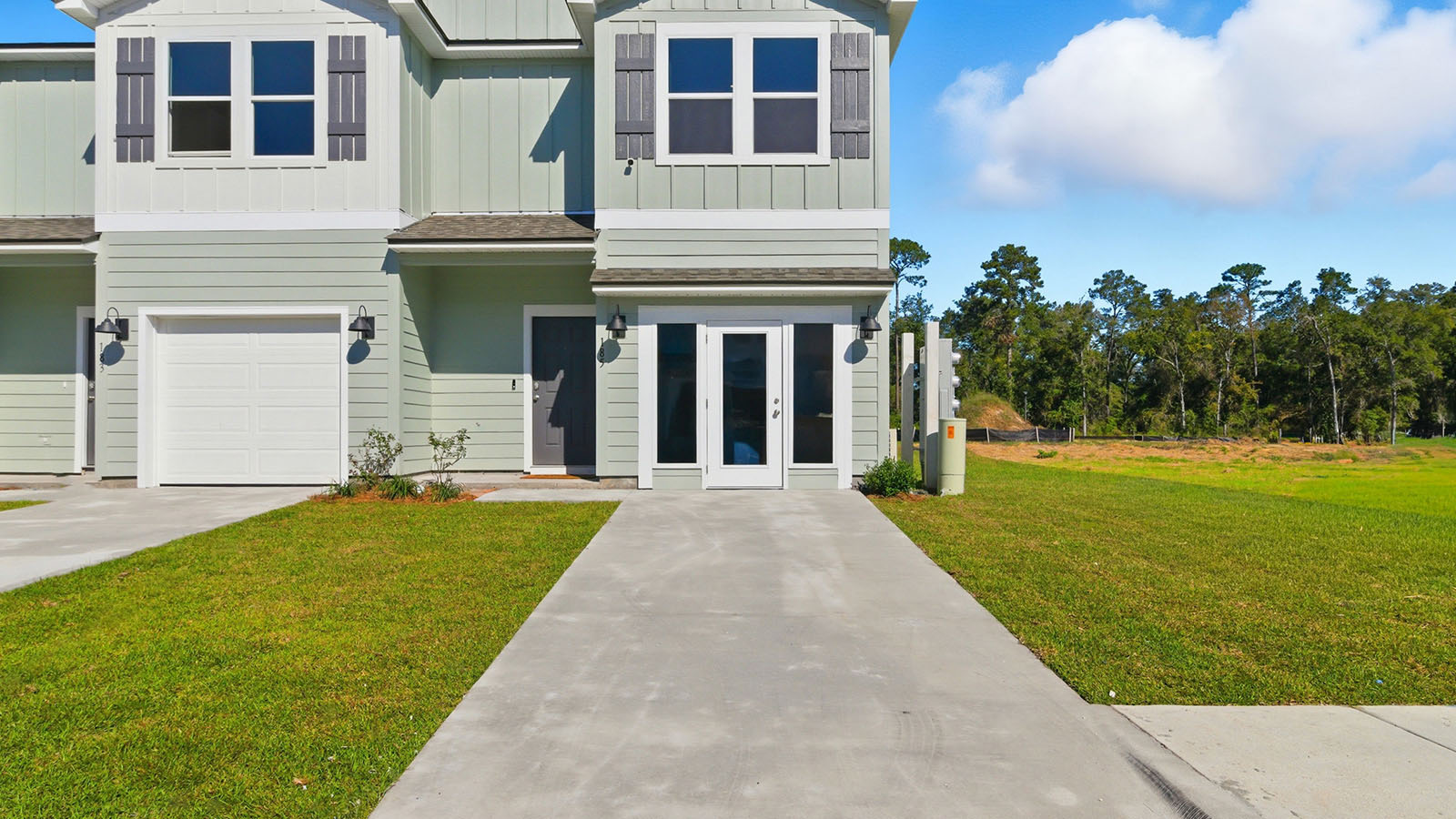 a modern and spacious 3-bedroom 2 ½-bathroom townhome