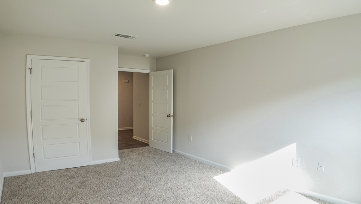 The Lismore plan is a single-story, 3 bed, 2 bath layout, spanning approximately 1,580 square feet